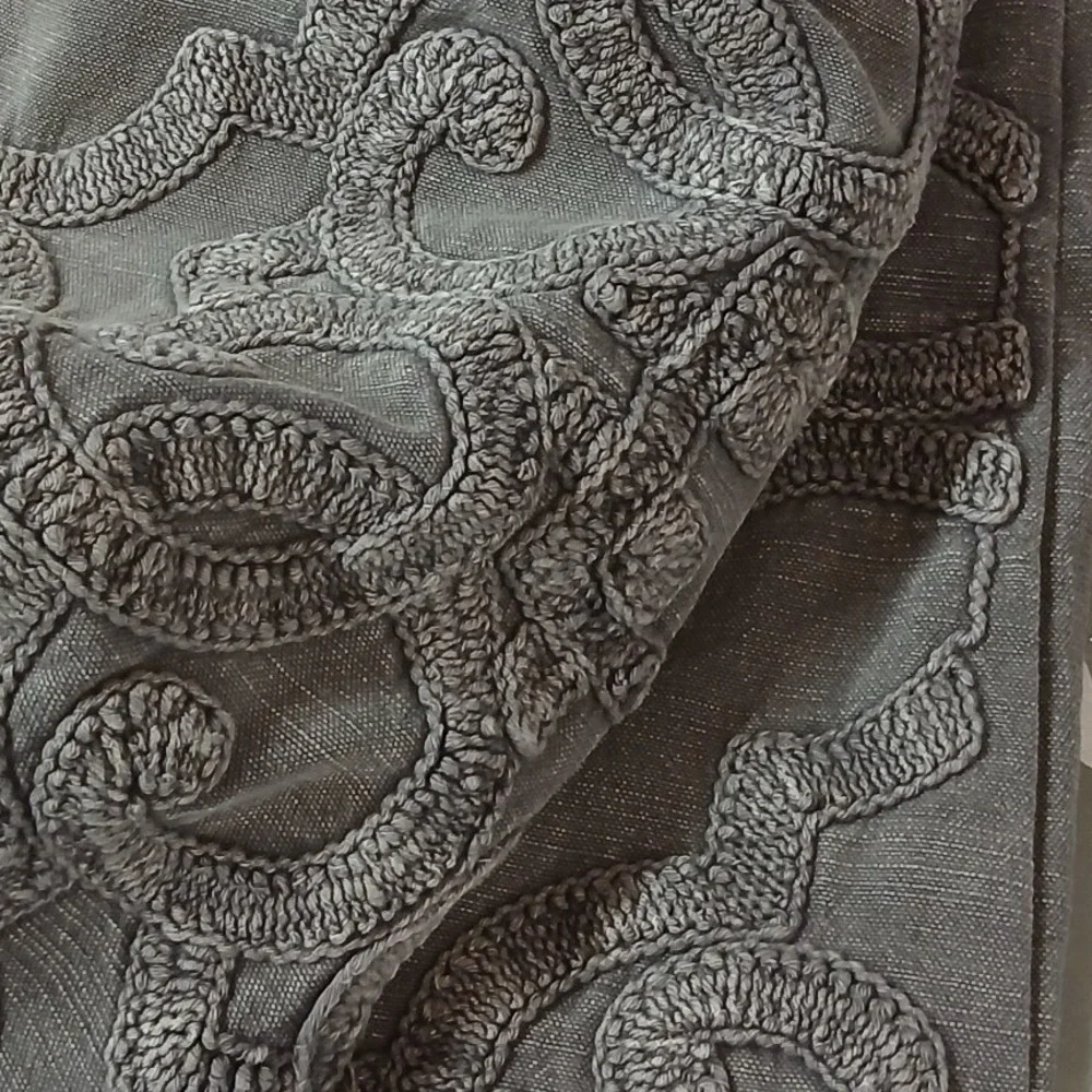 Pottery Barn‎ Taupe Grey Crewel Embroidered Medallion Cotton Pillow Cover 18x18